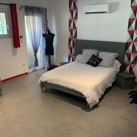 Grand Studio Avec Terrasse Apartman Vauvert Kültér fotó